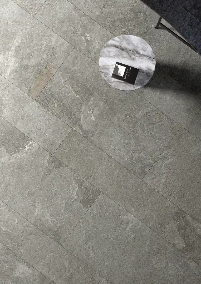 Gres Coem KAVASTONE efekt beton, kamień - aranzacja w przy kominku