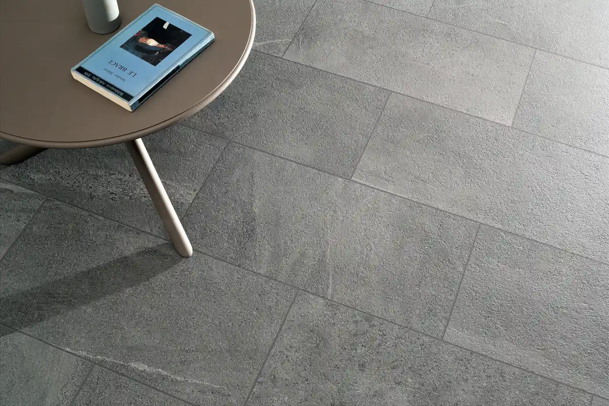 Gres Coem BRIT STONE efekt beton, kamień - aranzacja w minimalistycznym wnetrzu