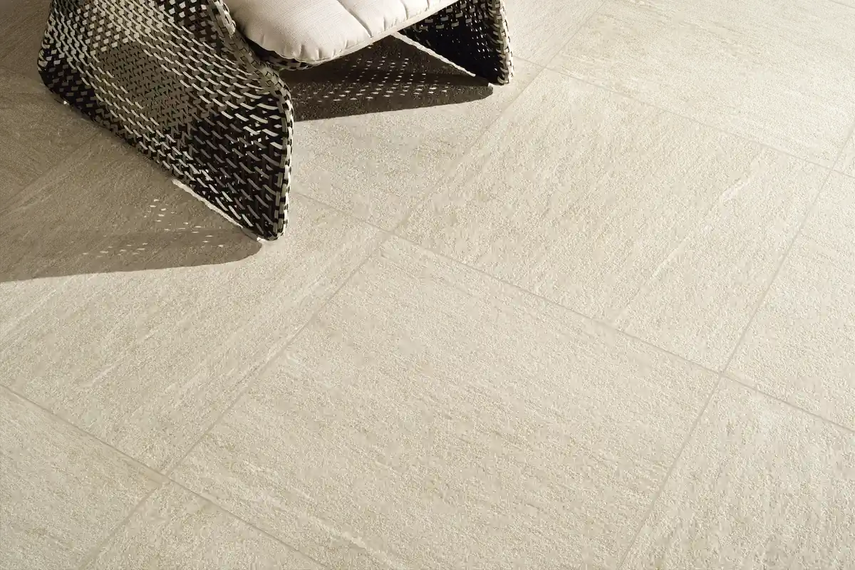 Gres Coem DUALMOOD STONE efekt beton, kamień - aranzacja w korytarzu z naturalnym swiatlem
