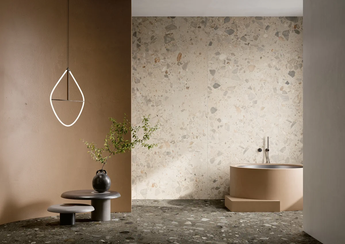 Gres Coem WIDE GRES efekt drewno, kamień, marmur, beton, terrazzo - aranzacja w korytarzu z naturalnym swiatlem