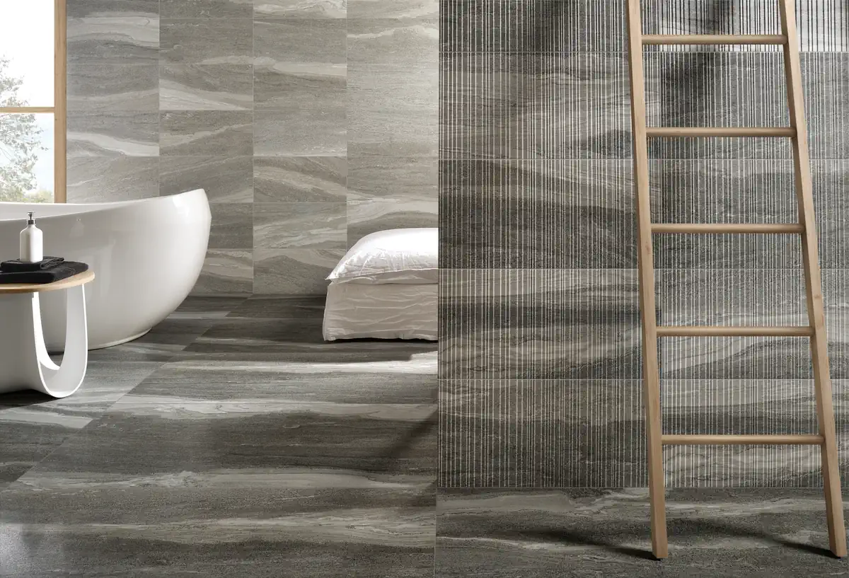 Gres Coem DUALMOOD STONE efekt beton, kamień - aranzacja w korytarzu z naturalnym swiatlem