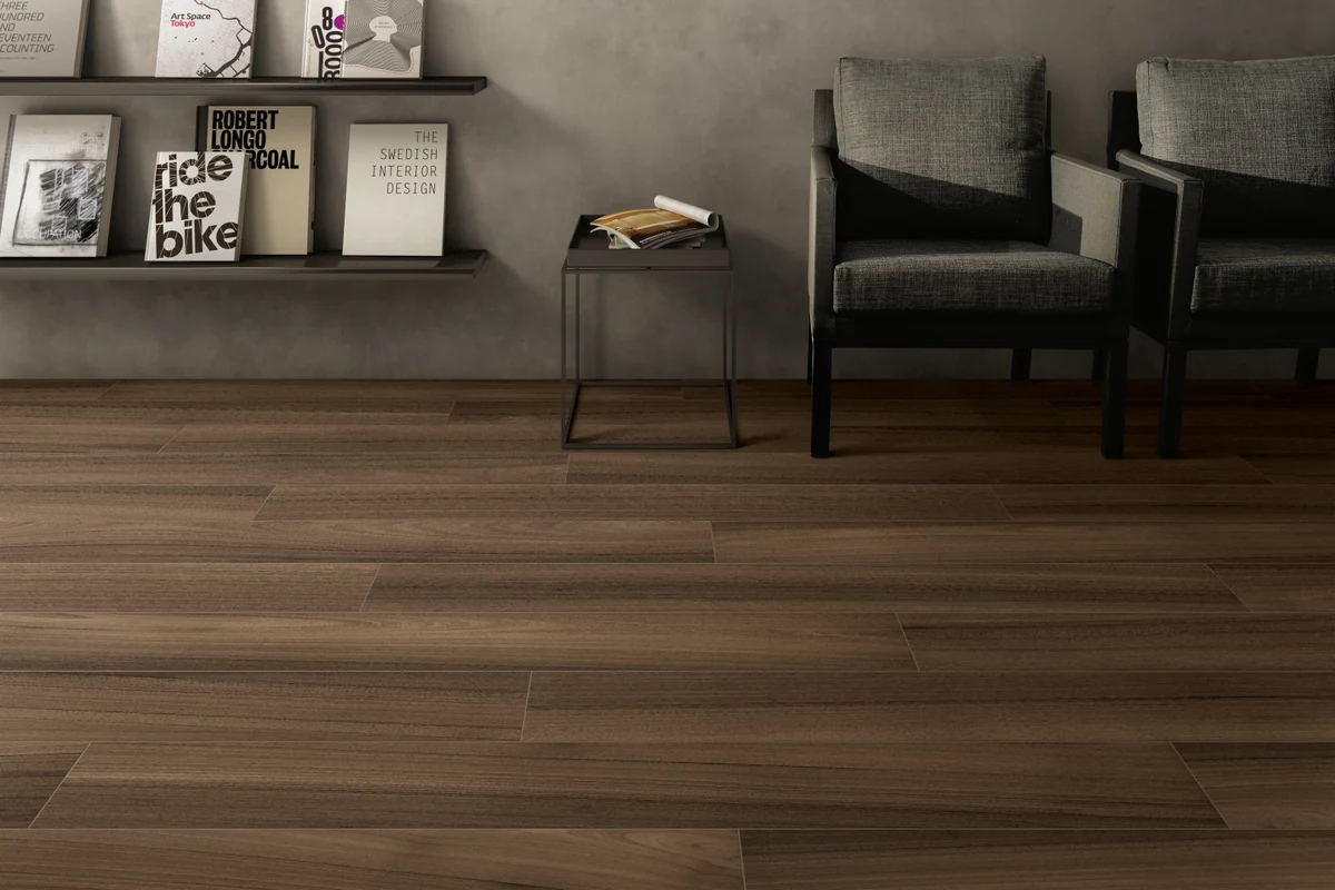 Gres Coem AFROMOSIA efekt drewno - aranzacja w minimalistycznym wnetrzu