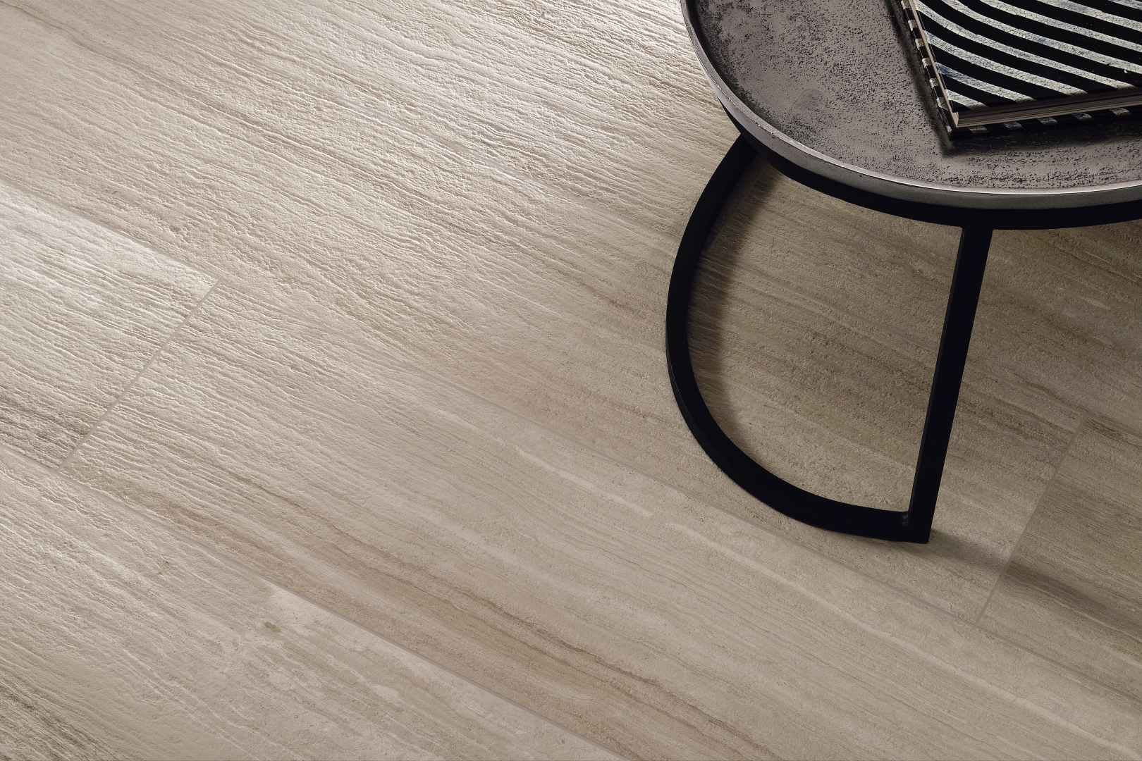 Gres Coem FLOW efekt beton, marmur - aranzacja w korytarzu z naturalnym swiatlem