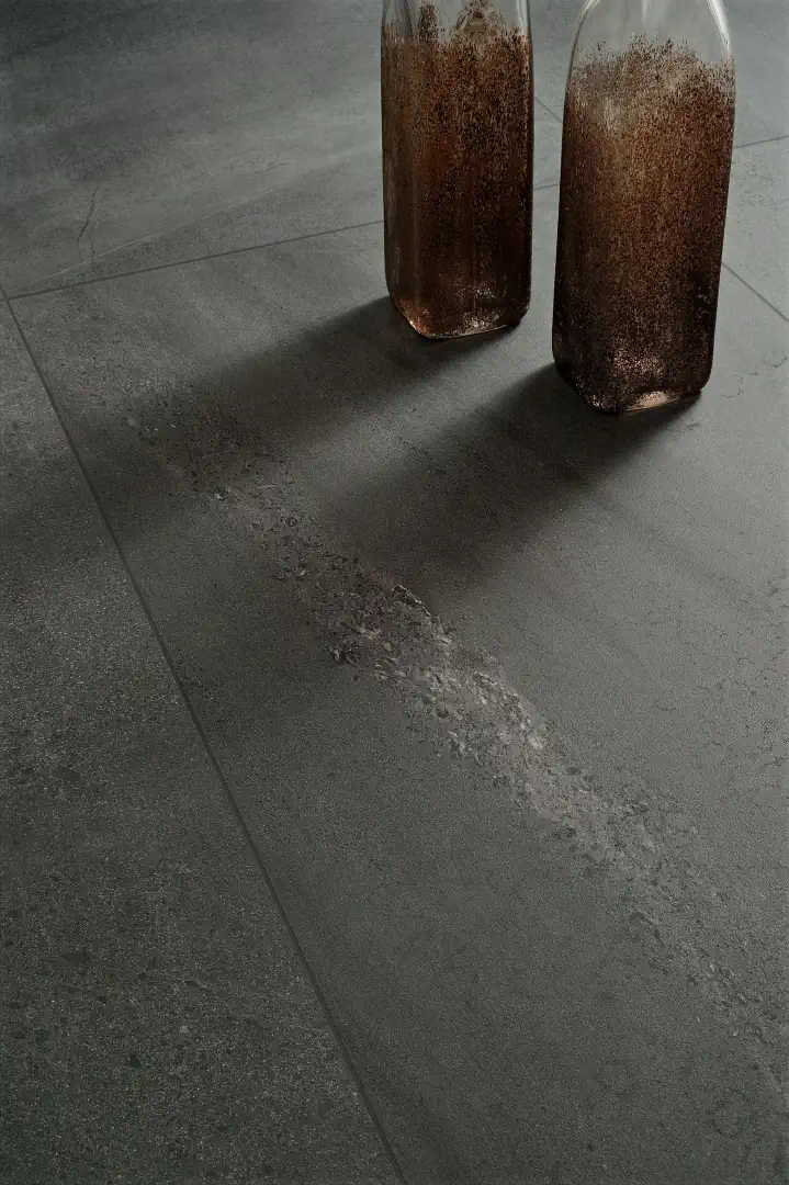 Gres Coem BRIT STONE efekt beton, kamień - aranzacja w nowoczesnym salonie