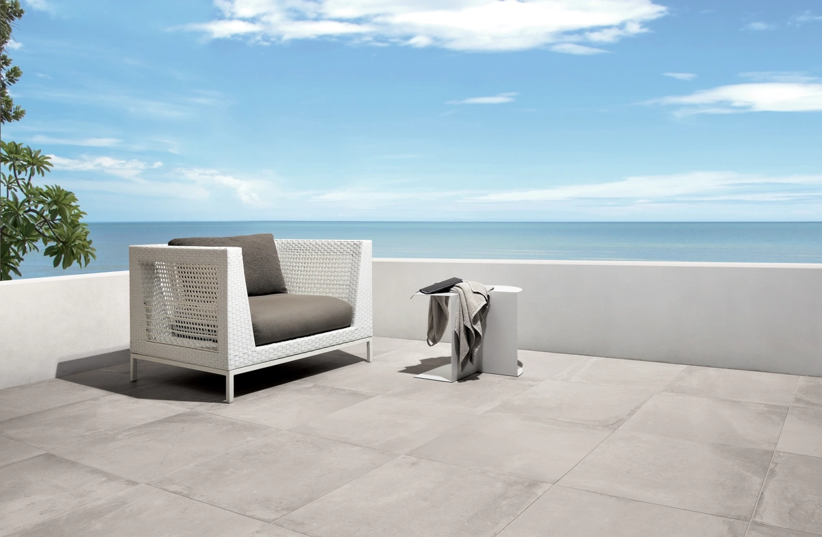 Gres Coem COTTOCEMENTO efekt beton - aranzacja w korytarzu z naturalnym swiatlem