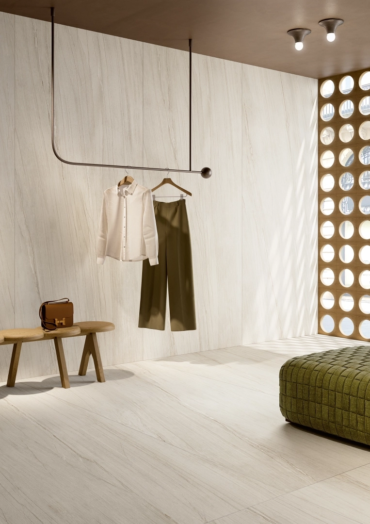 Gres Coem WIDE GRES efekt drewno, kamień, marmur, beton, terrazzo - aranzacja w korytarzu z naturalnym swiatlem