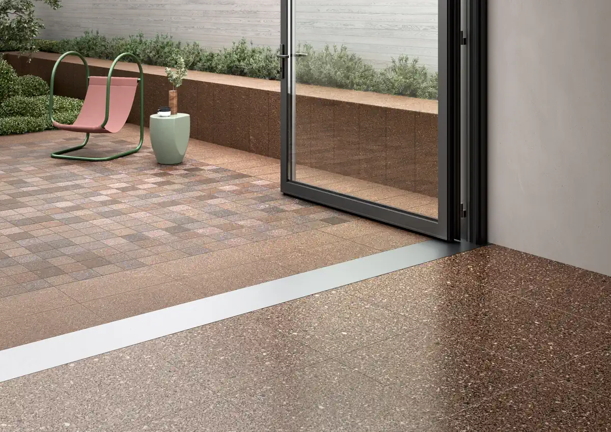 Gres Coem PORFIRICA AGLO efekt terrazzo - aranzacja w strefie dziennej z duzymi przeszkleniami