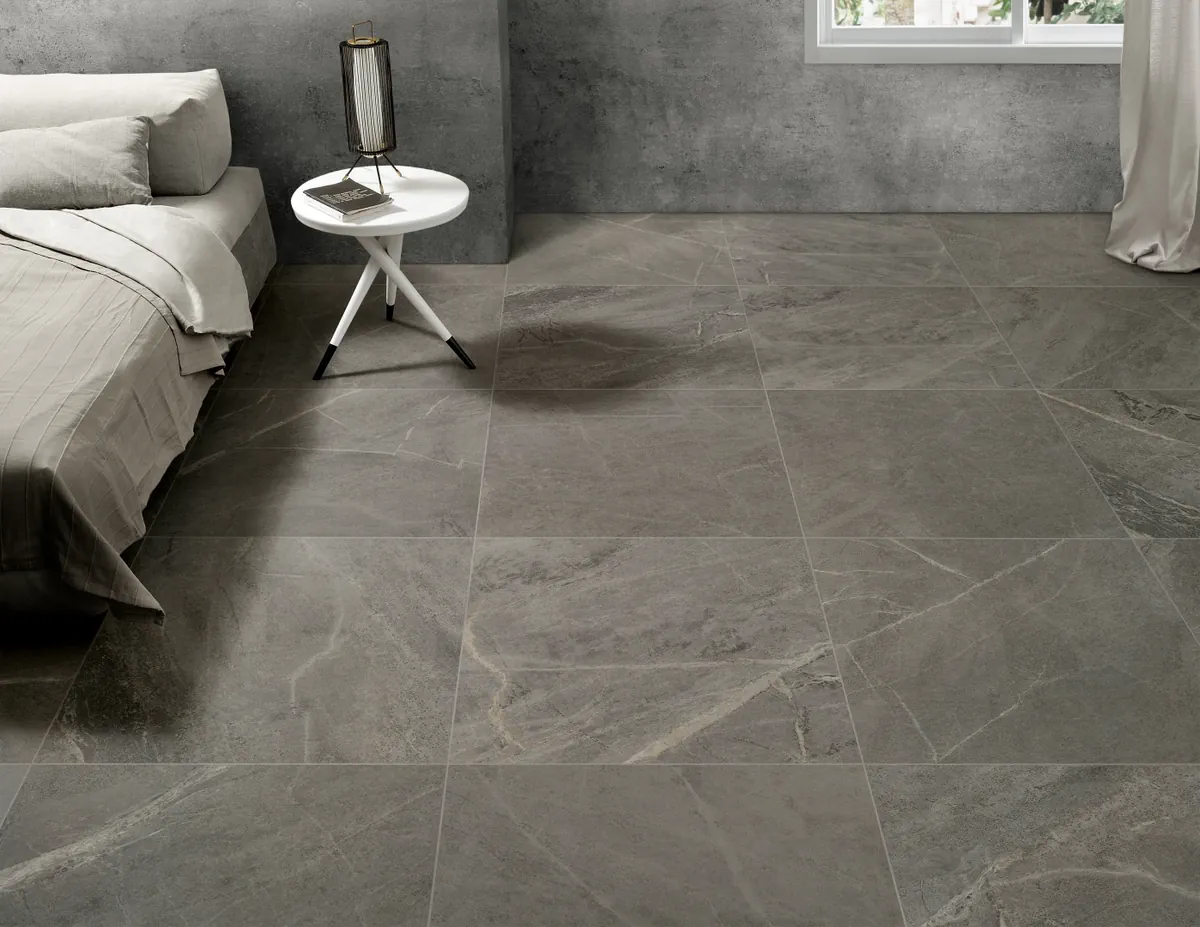 Gres Coem SOAP STONE efekt marmur, kamień - aranzacja w minimalistycznym wnetrzu