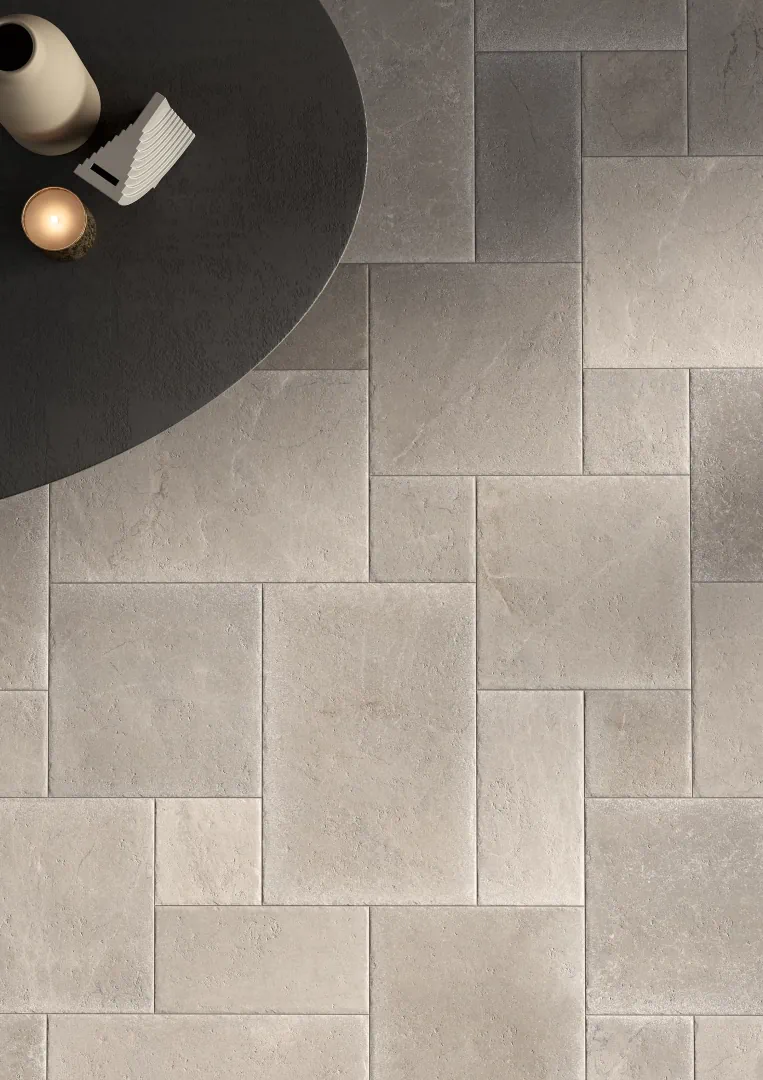 Gres Coem MASSIVE STONE efekt beton, kamień - aranzacja w przestronnym holu