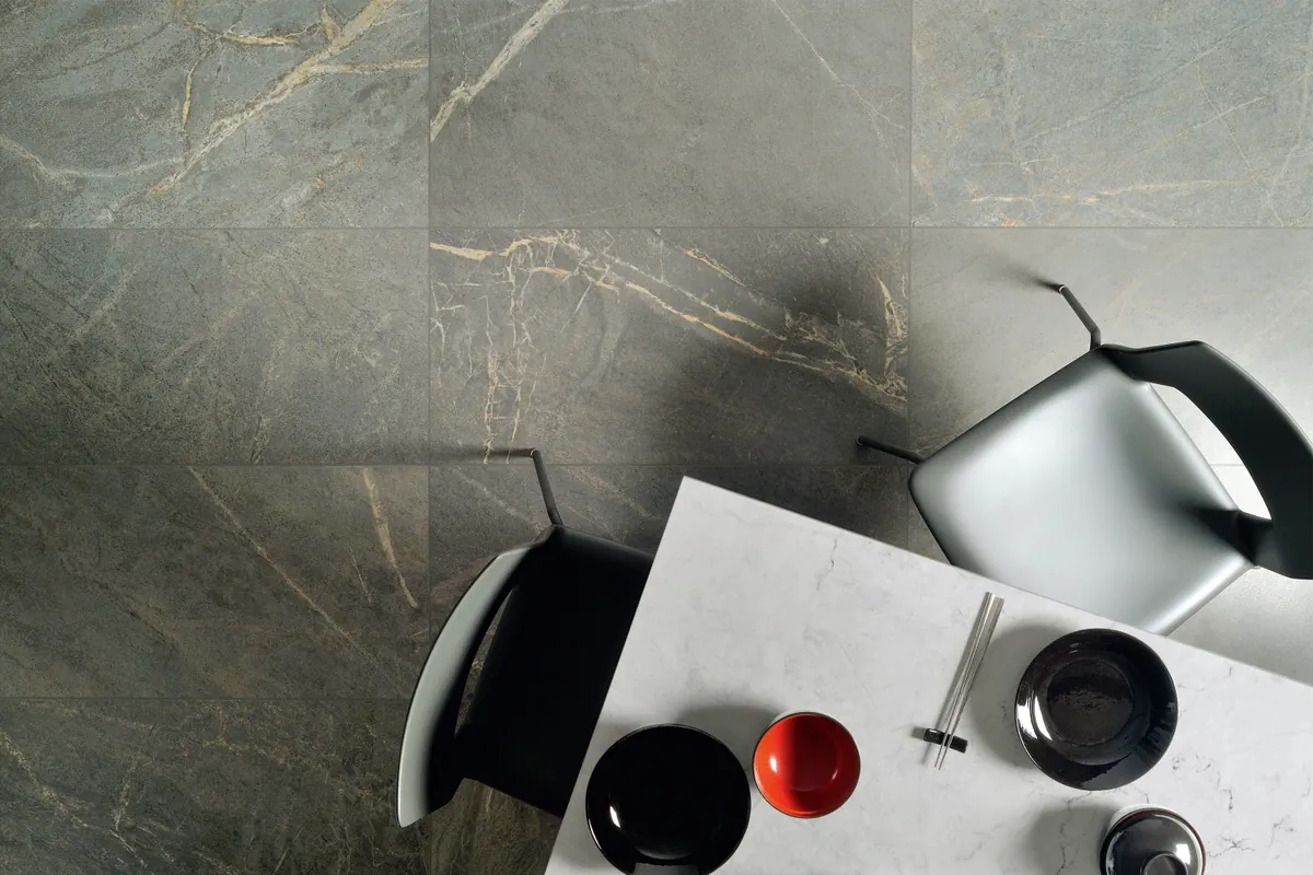 Gres Coem SOAP STONE efekt marmur, kamień - aranzacja w minimalistycznym wnetrzu