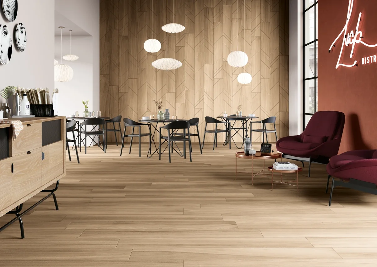 Gres Coem AFROMOSIA efekt drewno - aranzacja w przestronnym holu