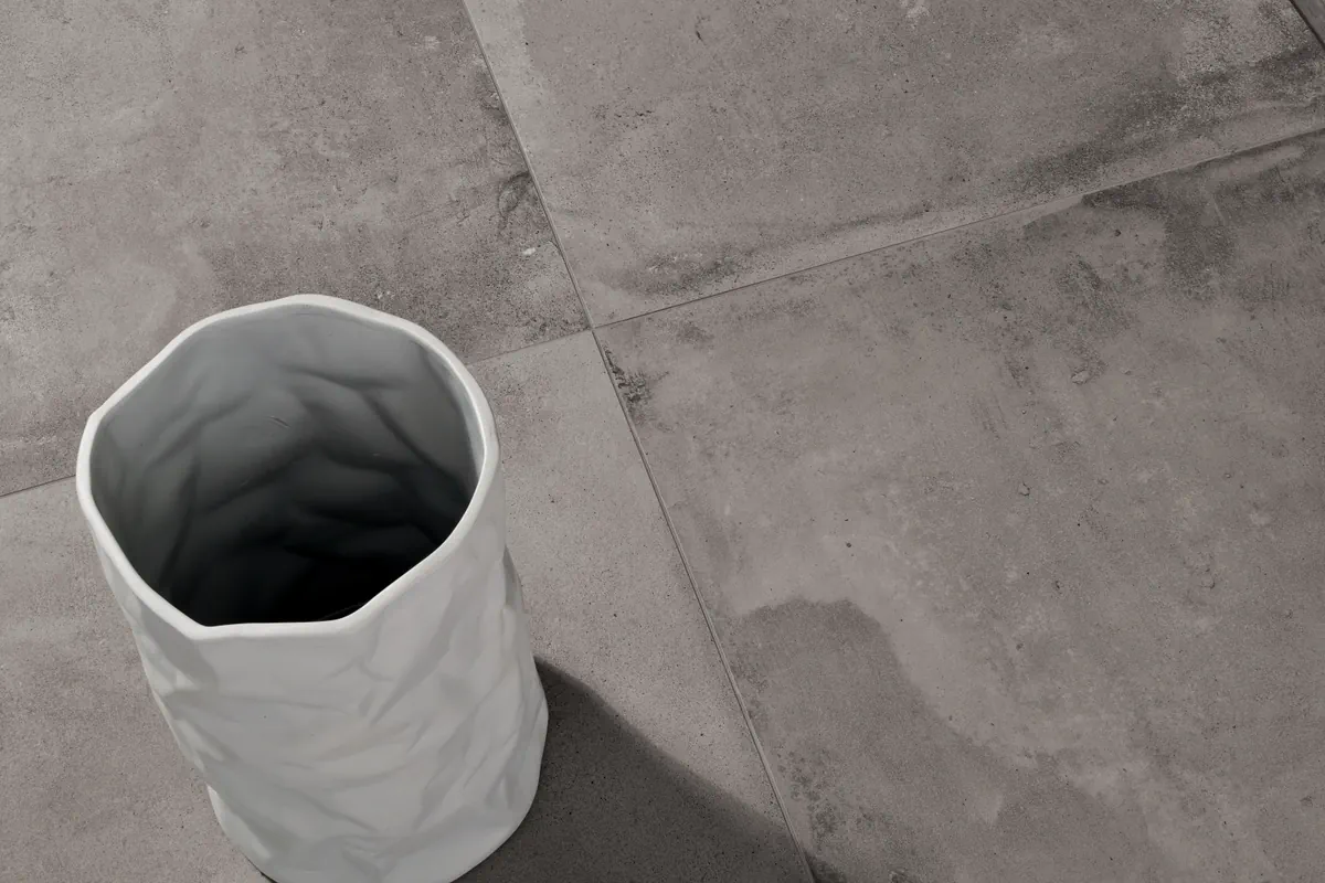 Gres Coem COTTOCEMENTO efekt beton - aranzacja w przy kominku