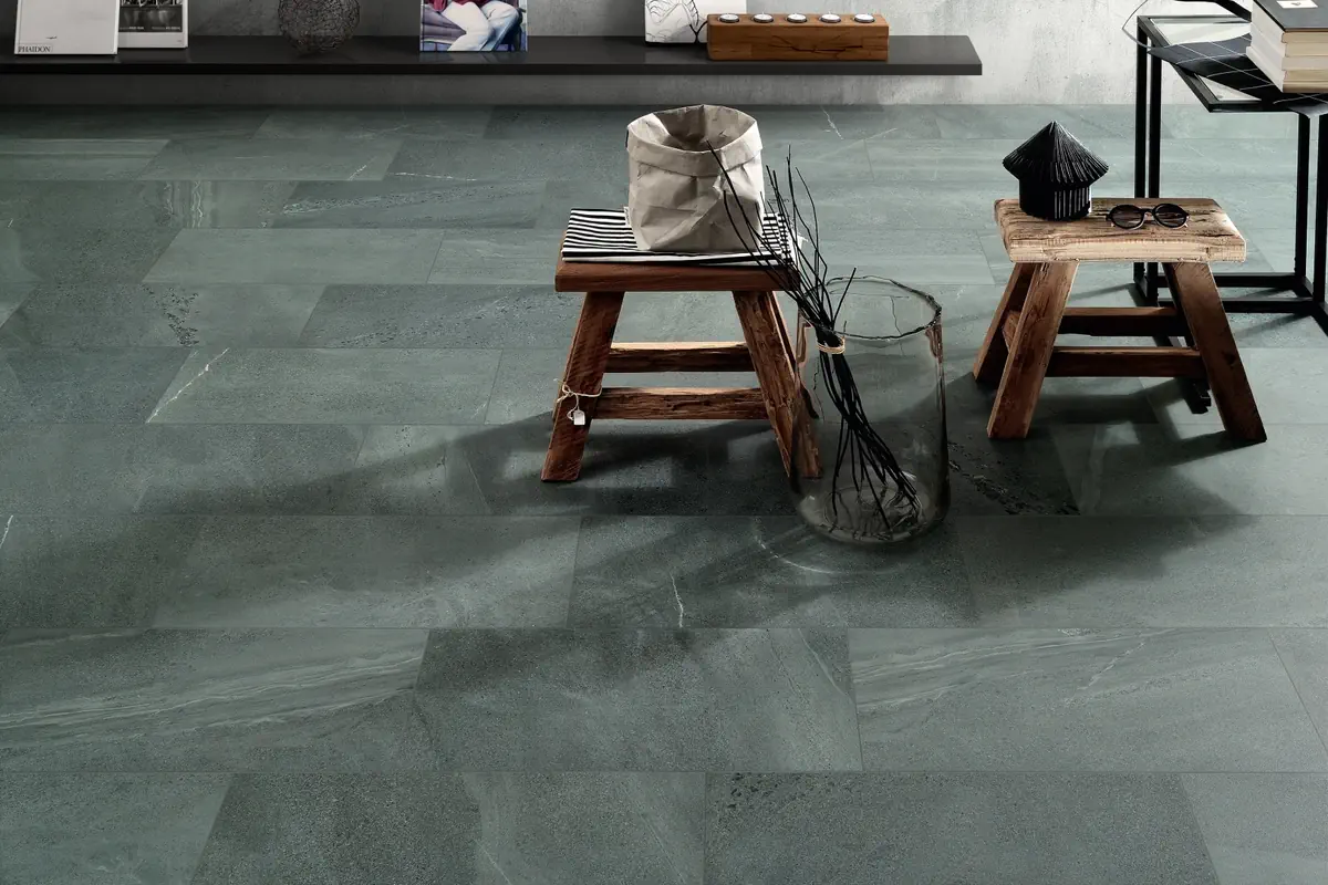 Gres Coem BRIT STONE efekt beton, kamień - aranzacja w korytarzu z naturalnym swiatlem