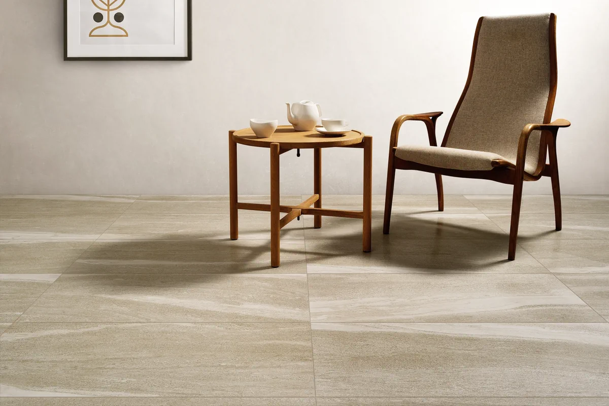 Gres Coem DUALMOOD STONE efekt beton, kamień - aranzacja w przestronnym holu