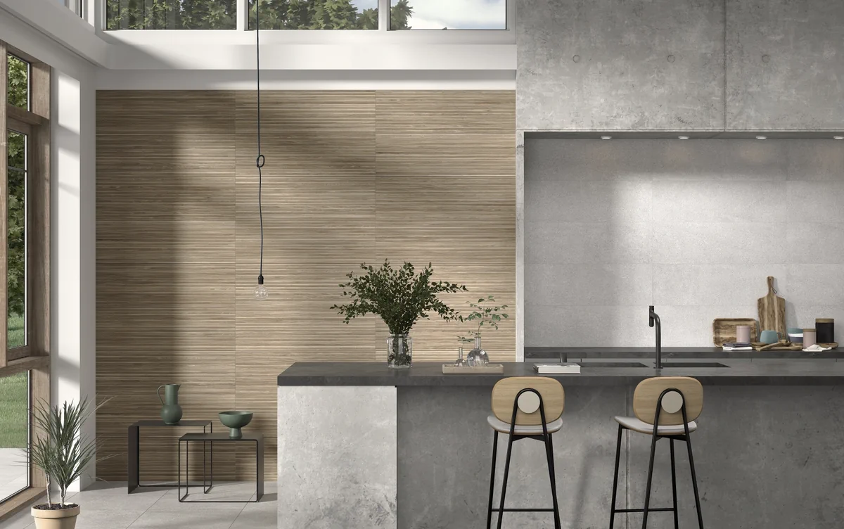 Gres Colorker LINNEAR efekt drewno - aranzacja w korytarzu z naturalnym swiatlem