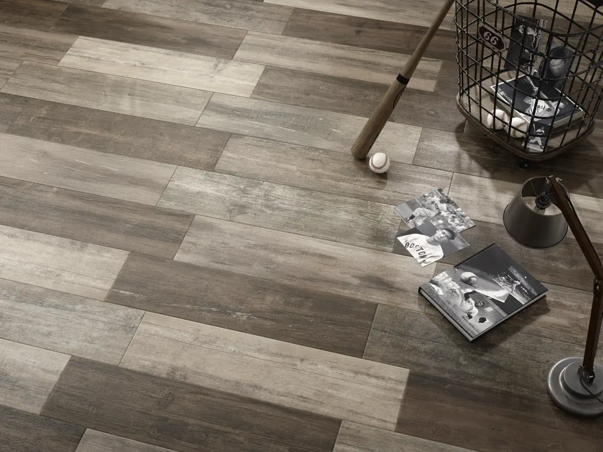 Gres Colorker RETRO efekt drewno - aranzacja w przestronnym holu