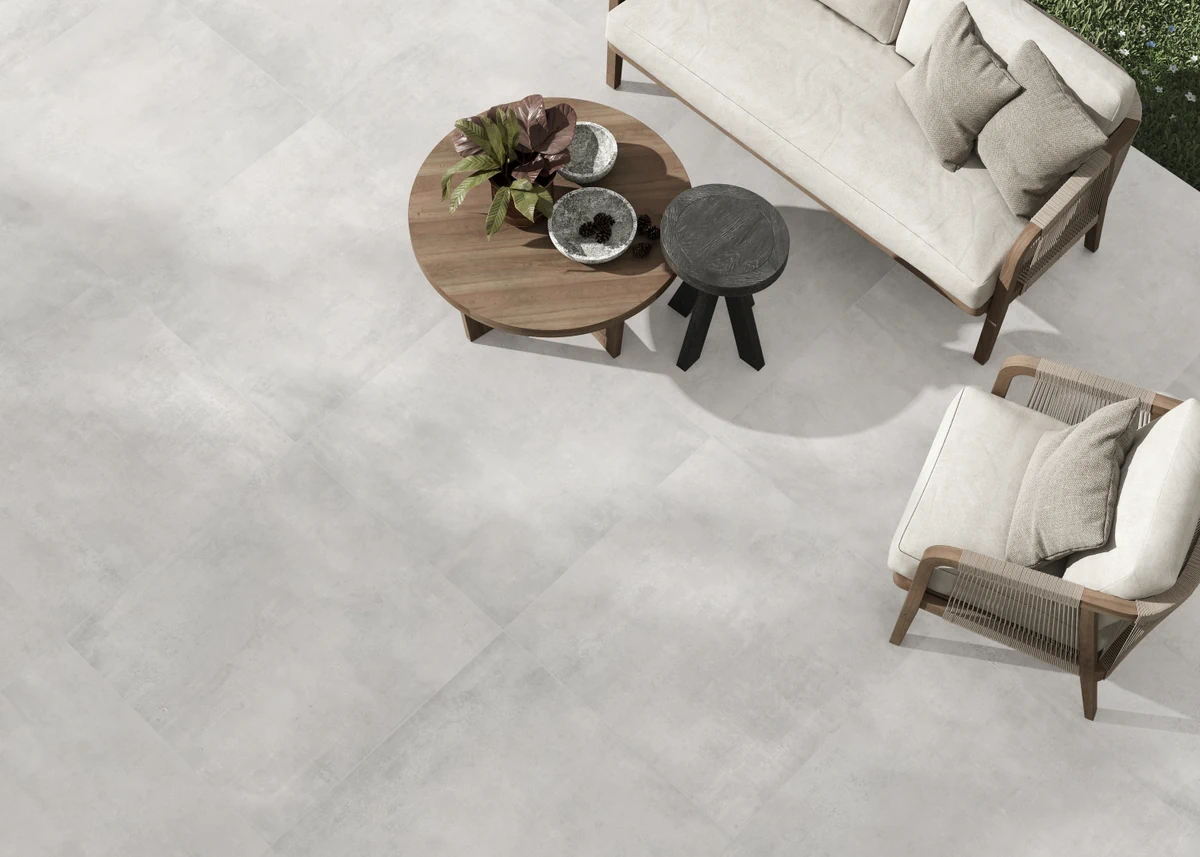 Gres Colorker BOXER efekt beton - aranzacja w korytarzu z naturalnym swiatlem