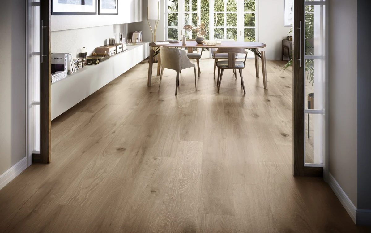 Gres Colorker CENTURY efekt drewno - aranzacja w przestronnym holu