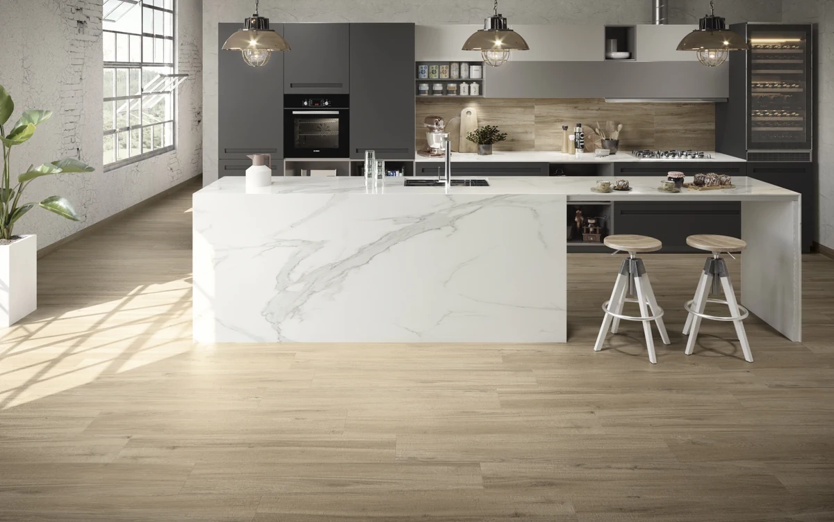 Gres Colorker LAKEVIEW efekt drewno - aranzacja w korytarzu z naturalnym swiatlem