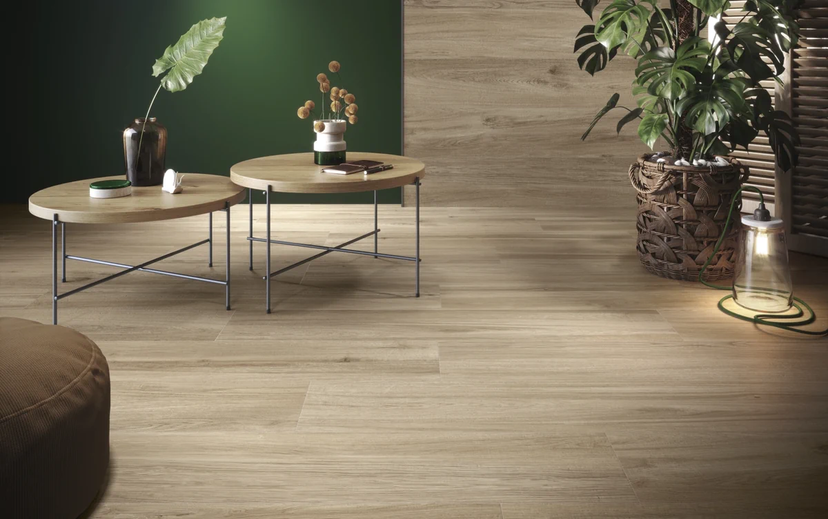 Gres Colorker LAKEVIEW efekt drewno - aranzacja w przestronnym holu