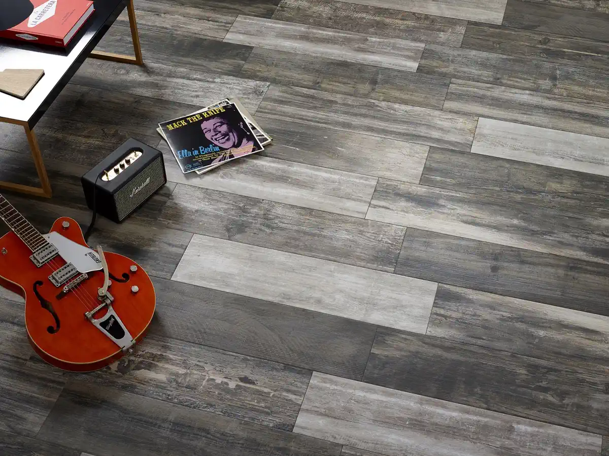 Gres Colorker RETRO efekt drewno - aranzacja w przy kominku