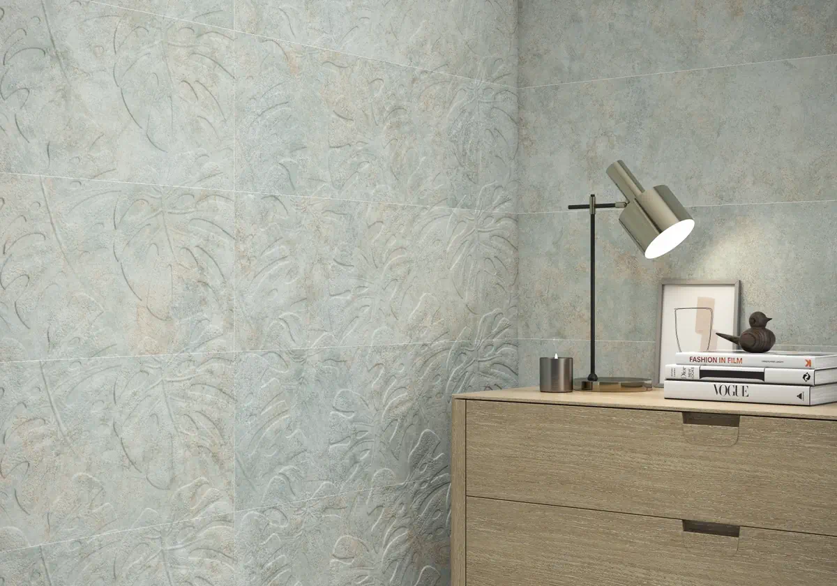 Gres Colorker PANAMERA efekt beton - aranzacja w korytarzu z naturalnym swiatlem