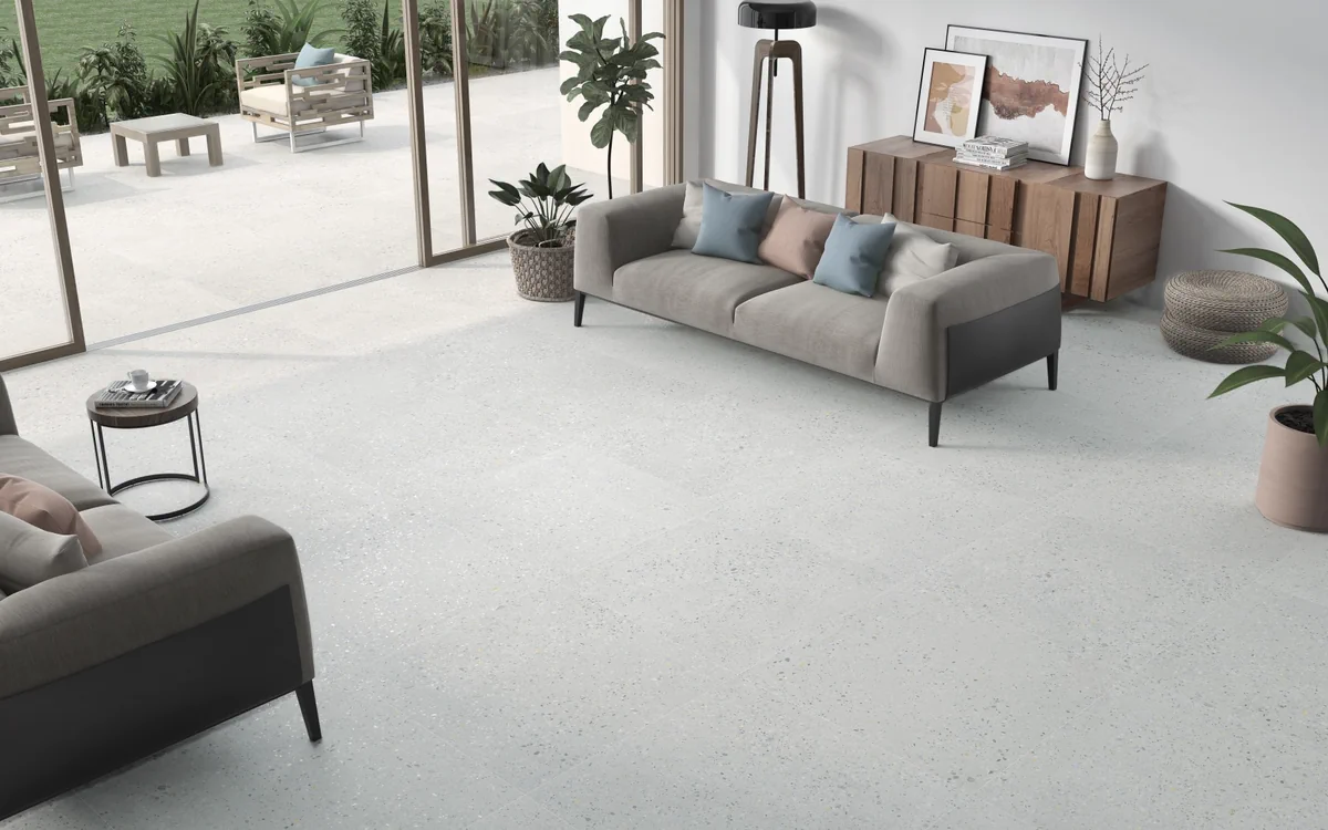 Gres Colorker TAKARA efekt terrazzo - aranzacja w strefie dziennej z duzymi przeszkleniami