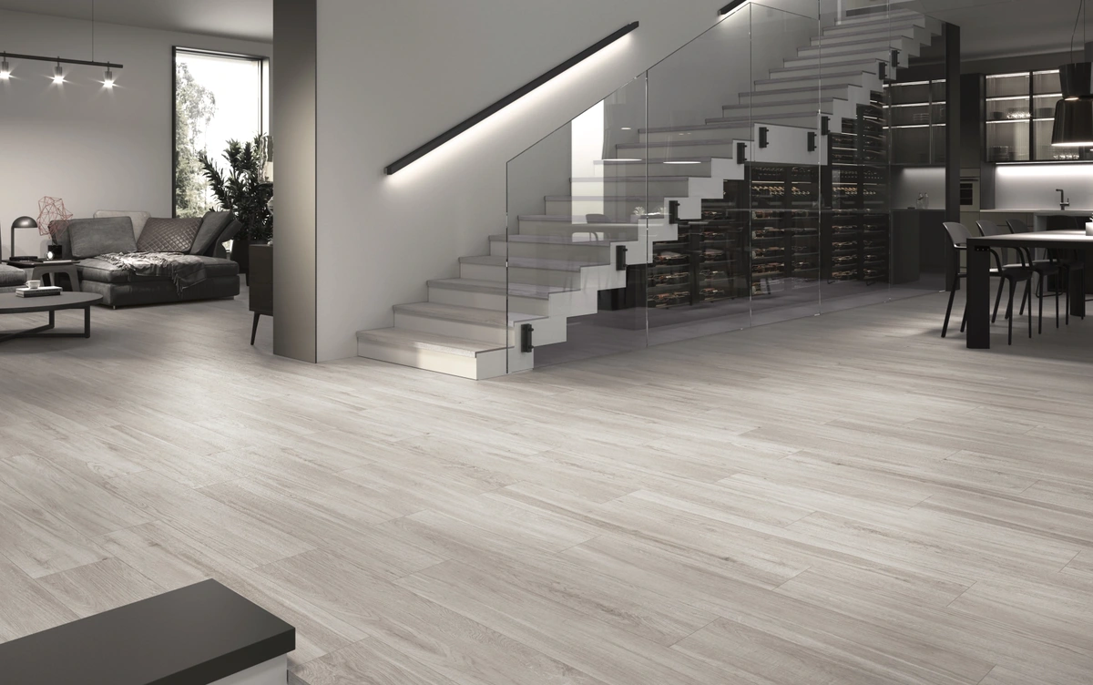 Gres Colorker LAKEVIEW efekt drewno - aranzacja w przestronnym holu