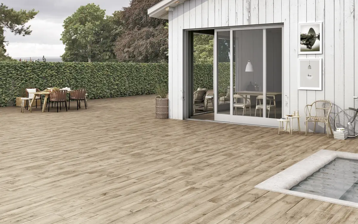 Gres Colorker NORDEN efekt drewno - aranzacja w korytarzu z naturalnym swiatlem