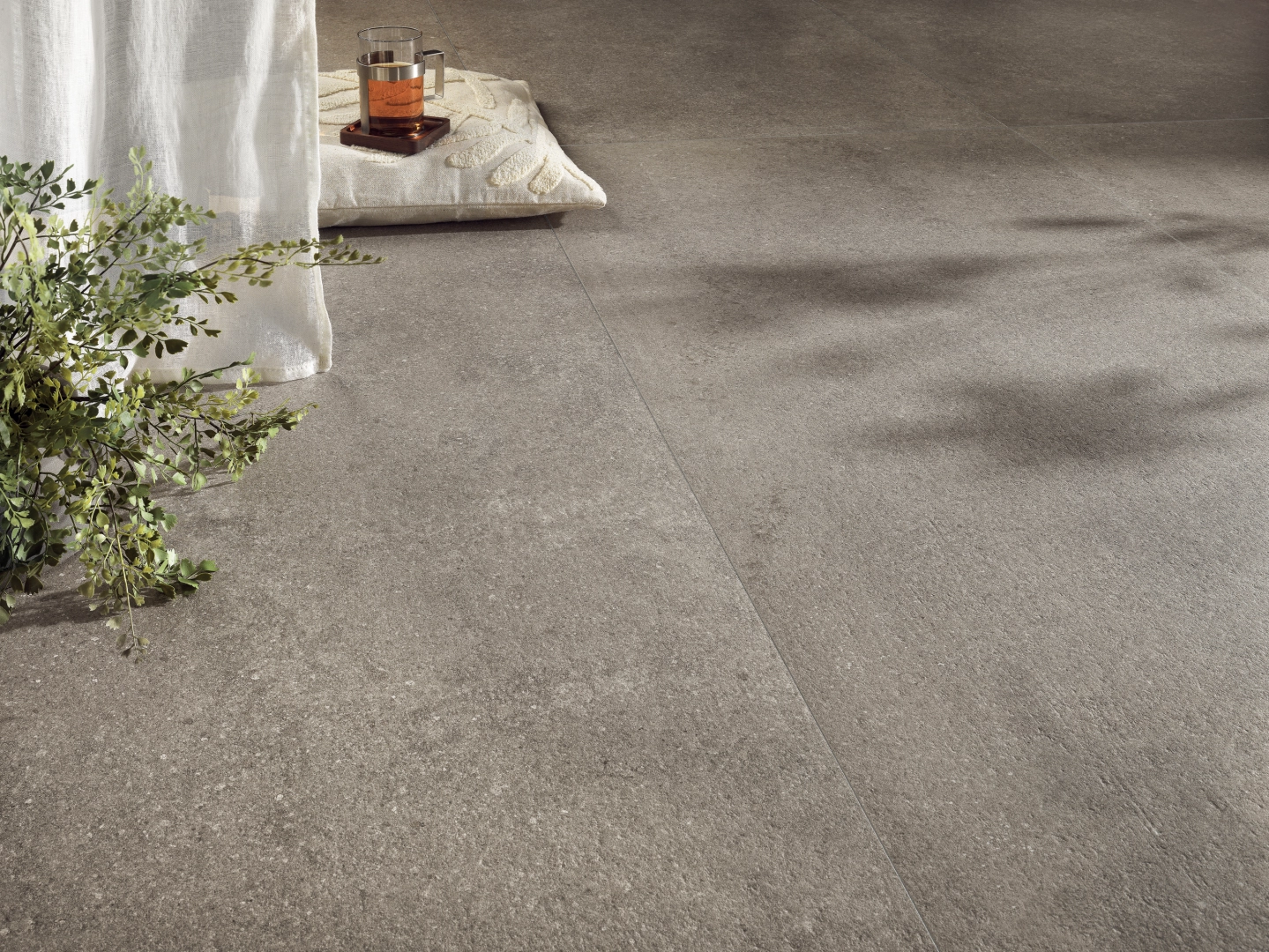 Gres Cotto D'este ARKETIPO efekt beton - aranzacja w przestronnym holu