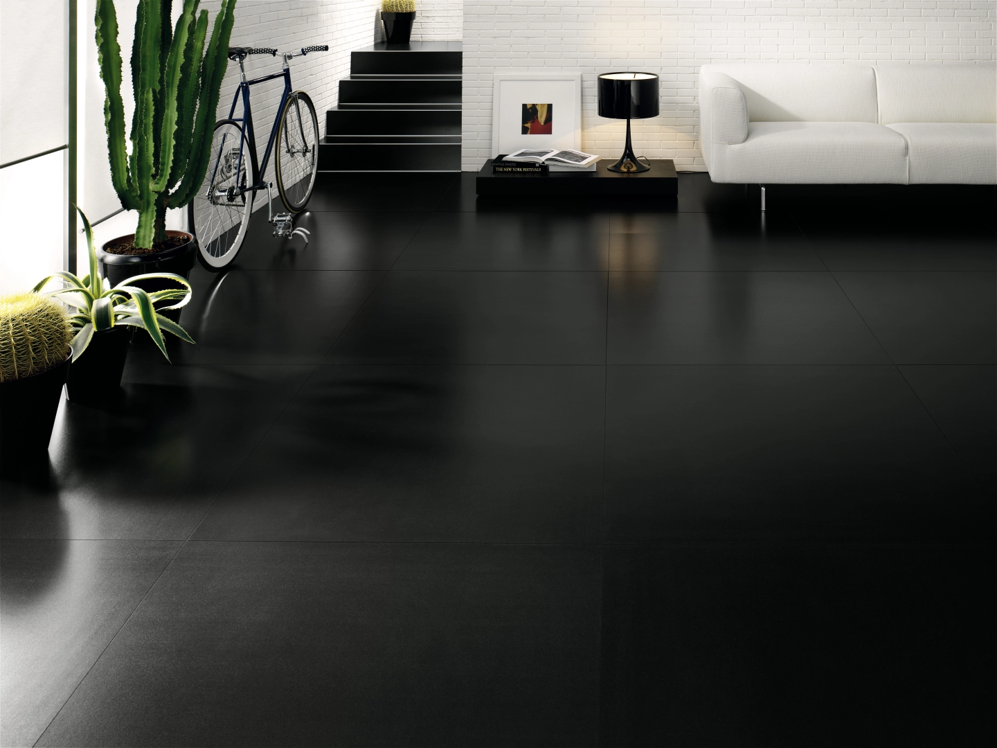 Gres Cotto D'este BLACK-WHITE efekt kamień - aranzacja w przestronnym holu