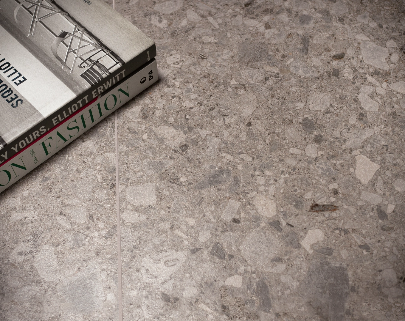 Gres Cotto D'este PIETRA D'ISEO efekt terrazzo - aranzacja w minimalistycznym wnetrzu