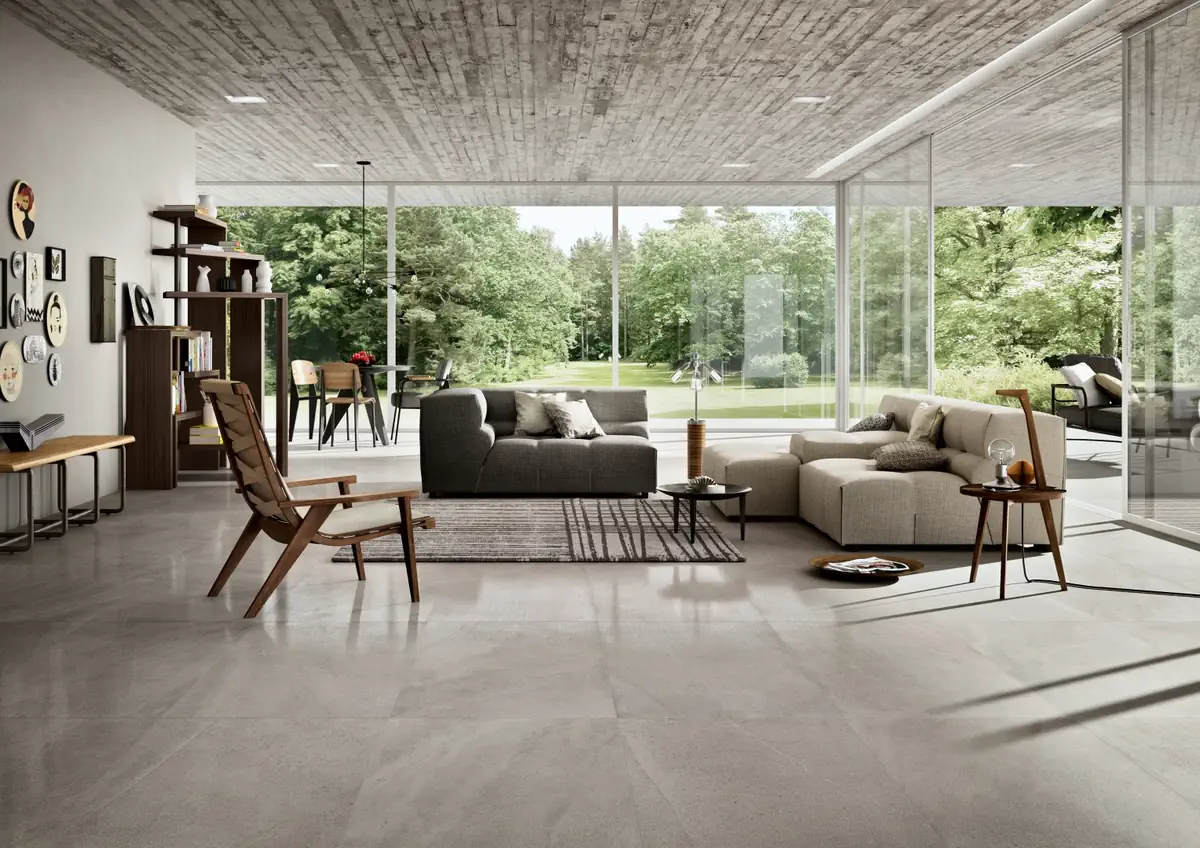 Gres Cotto D'este LIMESTONE efekt kamień - aranzacja w korytarzu z naturalnym swiatlem