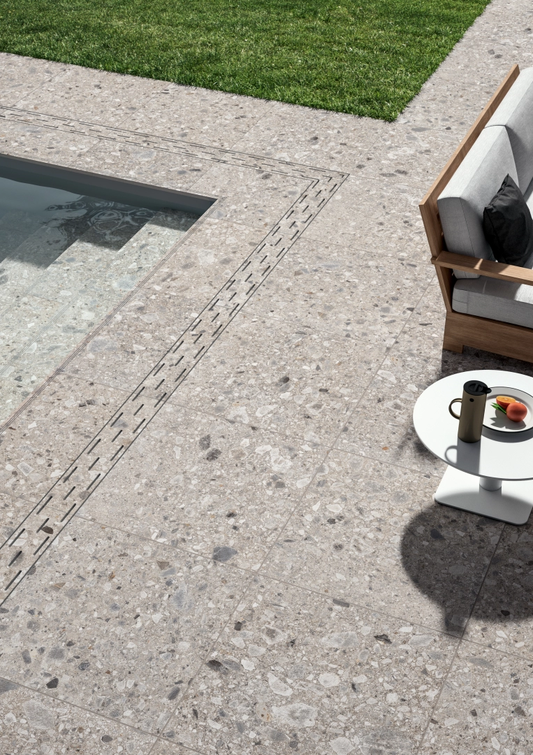 Gres Cotto D'este PIETRA D'ISEO efekt terrazzo - aranzacja w przestronnym holu