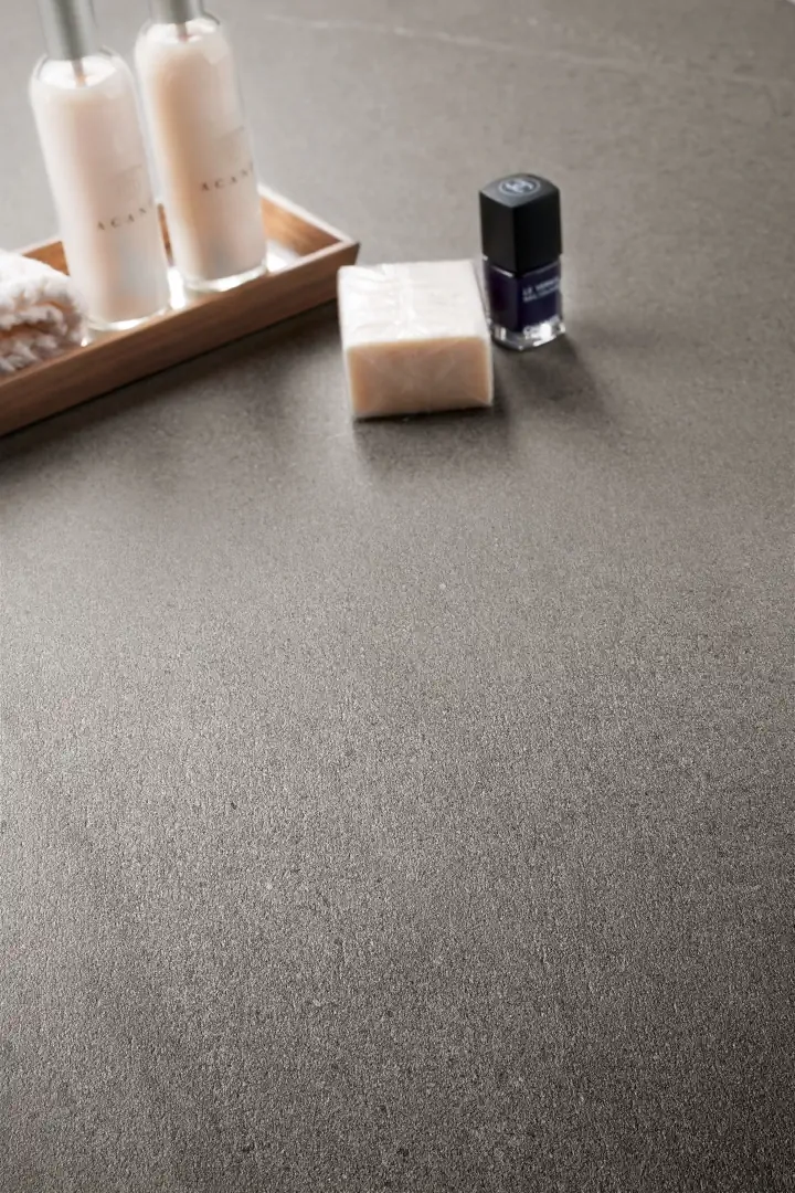 Gres Cotto D'este LIMESTONE efekt kamień - aranzacja w korytarzu z naturalnym swiatlem