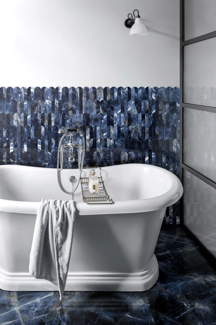 Płytki Marazzi Allmarble efekt marmur w salonie z naturalnym oświetleniem