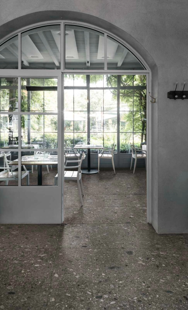 Gres porcelanowy Marazzi Mystone Ceppo DI Gre terrazzo w luksusowym salonie