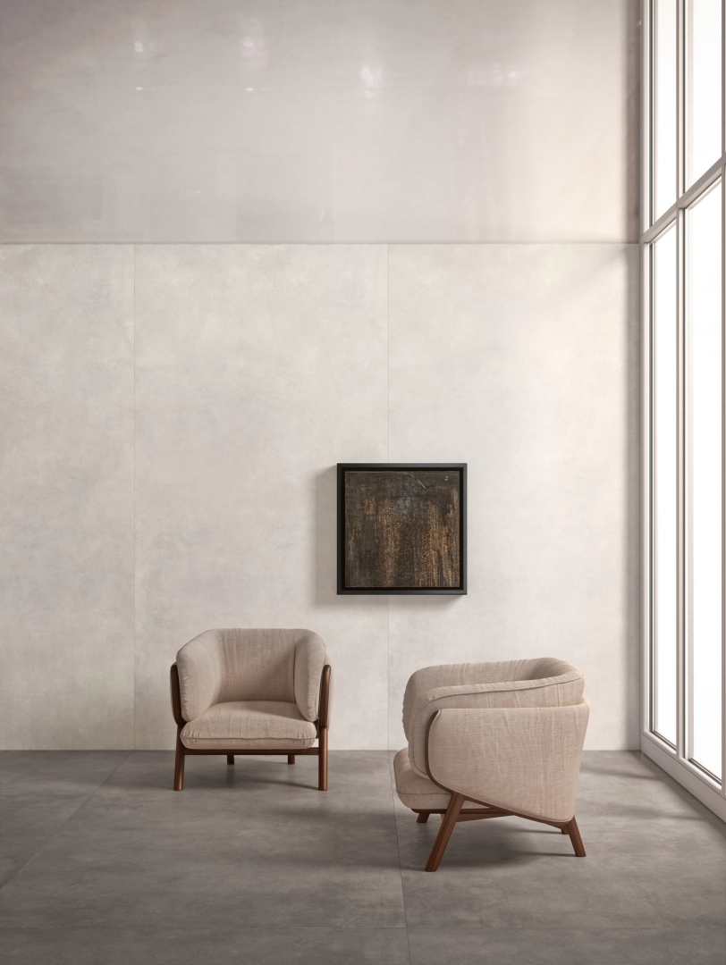 Marazzi Grande Concrete Look – gres imitujący beton w jasnym, przestronnym salonie