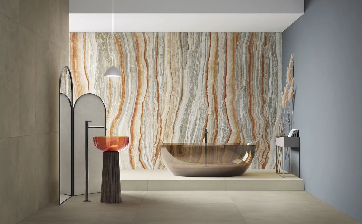 Gres Delconca BOUTIQUE efekt marmur, kamień - aranzacja w korytarzu z naturalnym swiatlem