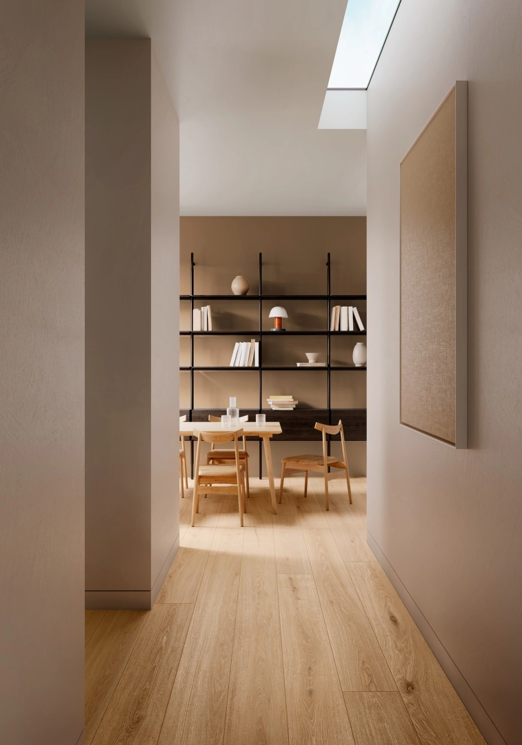 Marazzi Oltre – gres imitujący drewno w jasnym salonie w stylu skandynawskim