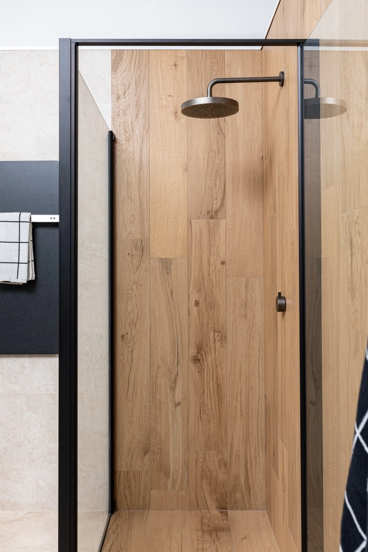 Gres porcelanowy Marazzi Alba drewno i kamień w minimalistycznym wnętrzu