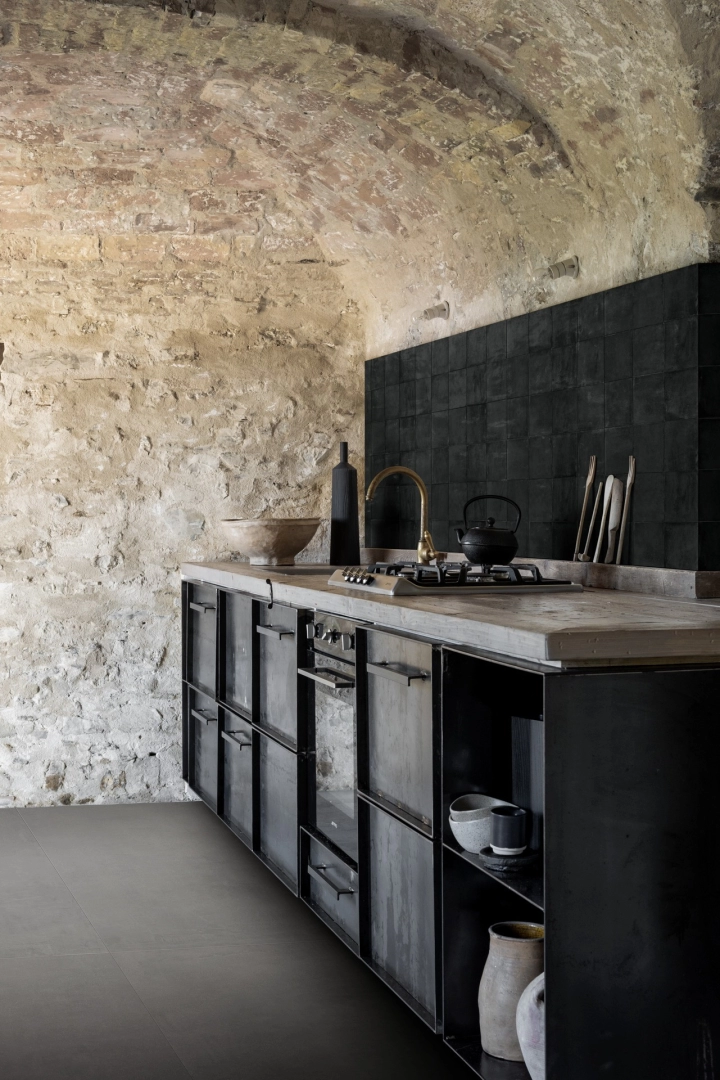 Marazzi Memoria – gres imitujący kolor w jasnym, przestronnym salonie