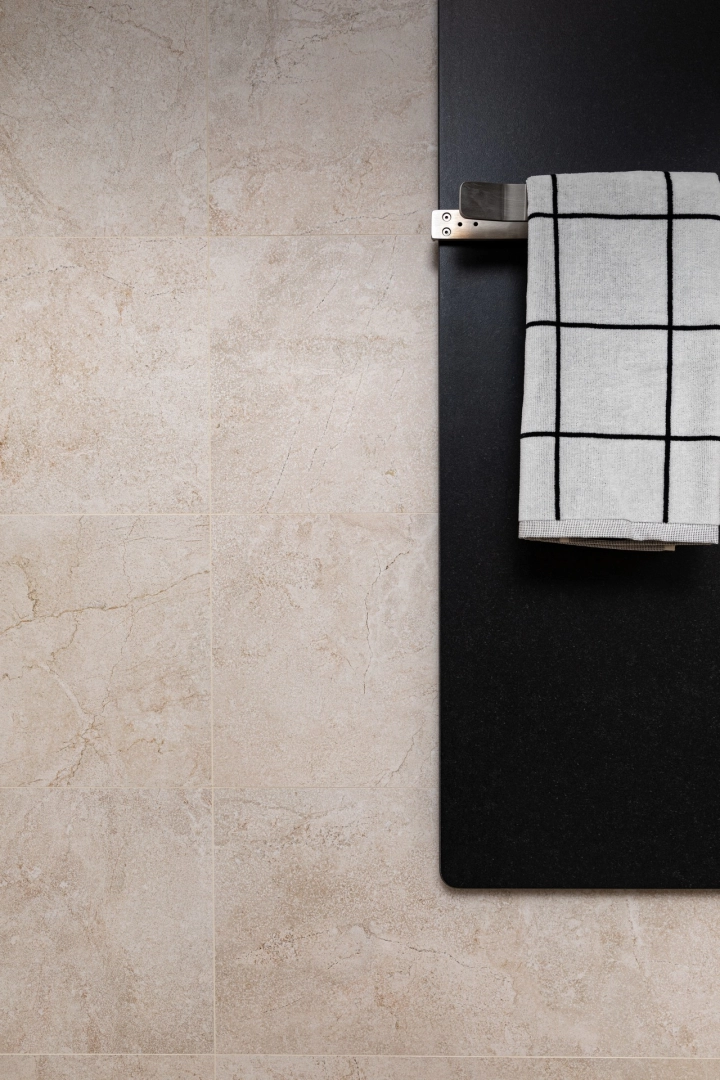 Płytki Marazzi Alba imitujące drewno i kamień w eleganckim holu i salonie