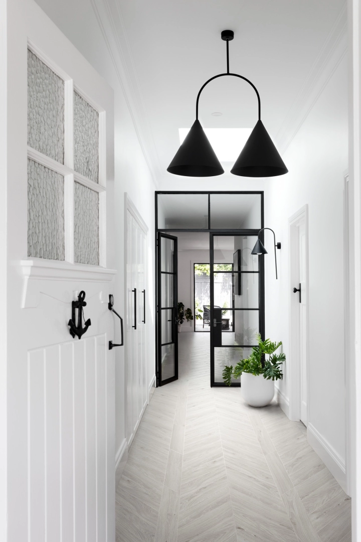 Płytki Marazzi Oltre imitujące drewno w eleganckim holu i salonie