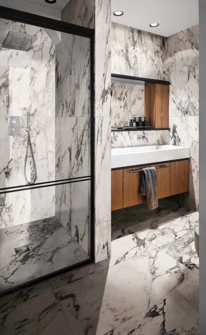 Wielkoformatowy gres Marazzi Allmarble efekt marmur w salonie z widokiem na ogród