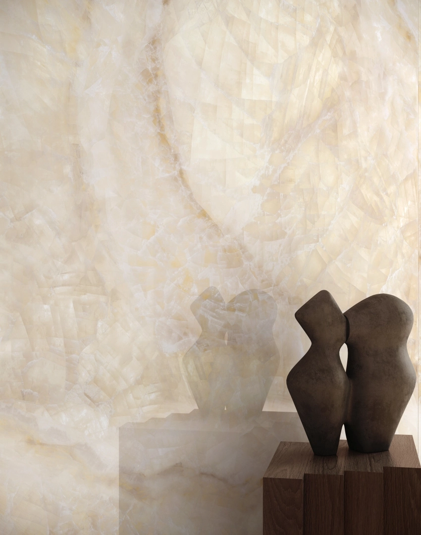 Gres Emil TELE DI MARMO LUMIA efekt marmur - aranzacja w korytarzu z naturalnym swiatlem
