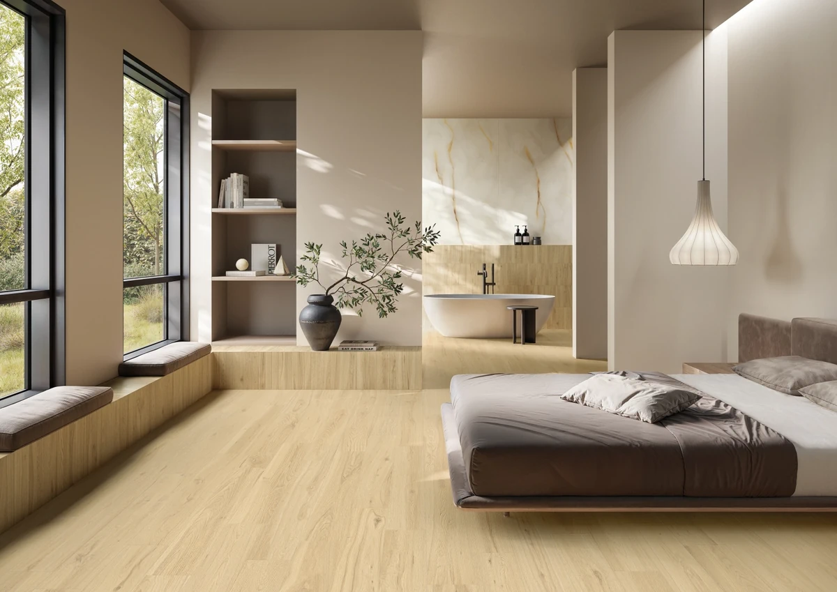 Gres Emil PLAYWOOD efekt drewno - aranzacja w korytarzu z naturalnym swiatlem