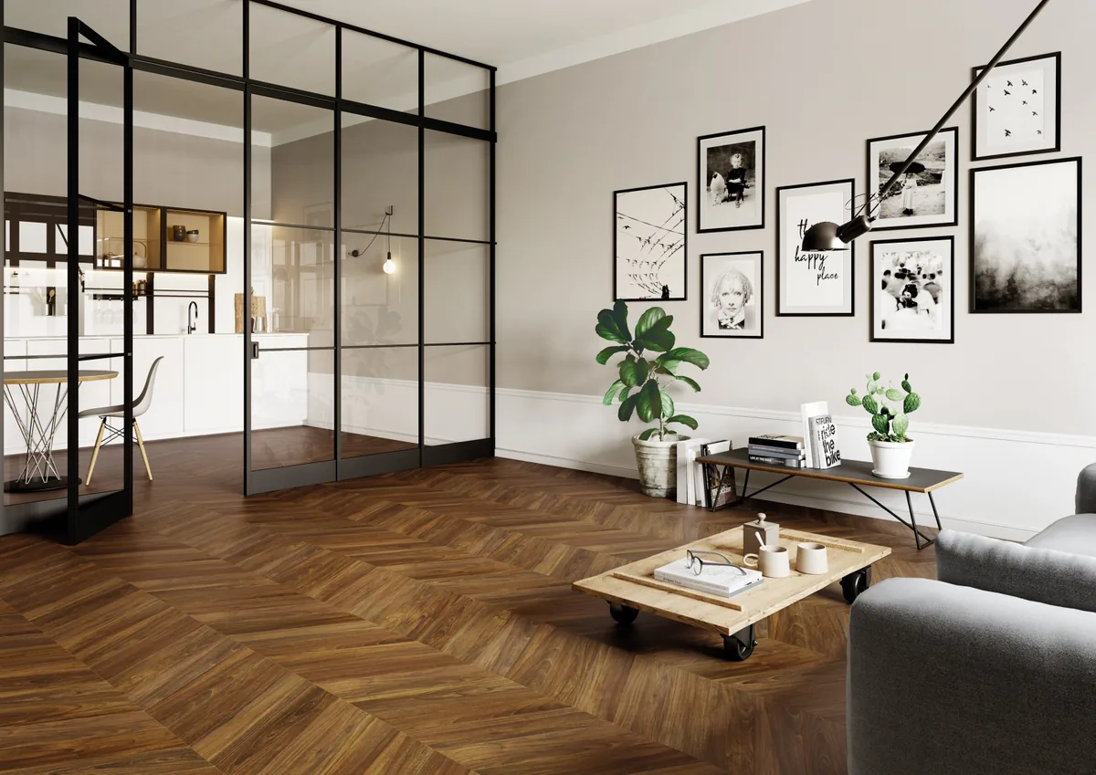 Gres Emil SLEEK WOOD efekt drewno - aranzacja w strefie dziennej z duzymi przeszkleniami