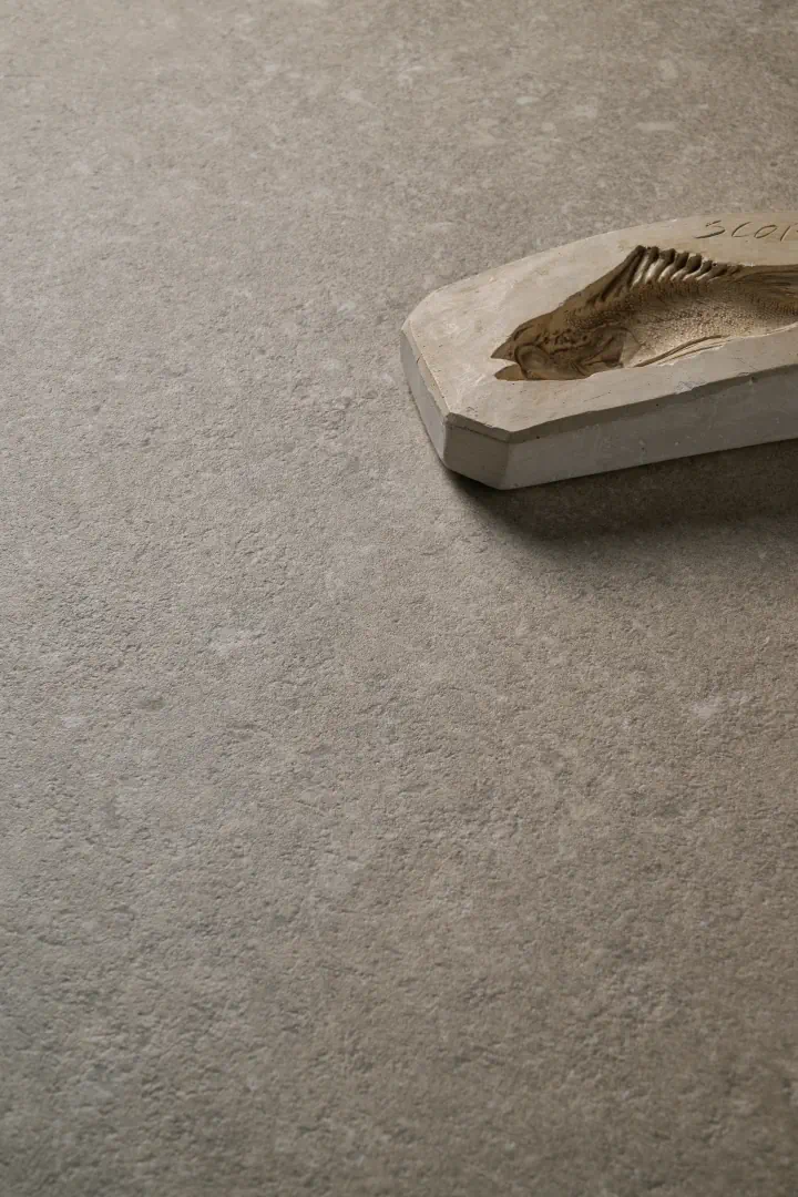 Gres Emil EVER-STONE efekt kamień - aranzacja w przy kominku