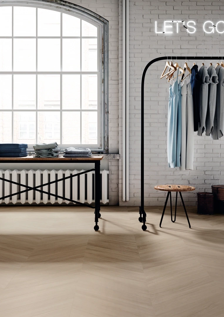 Gres Emil SLEEK WOOD efekt drewno - aranzacja w przestronnym holu